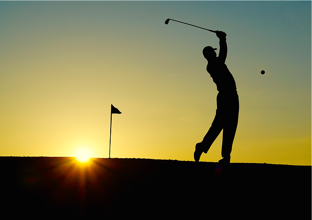 golf při západu slunce