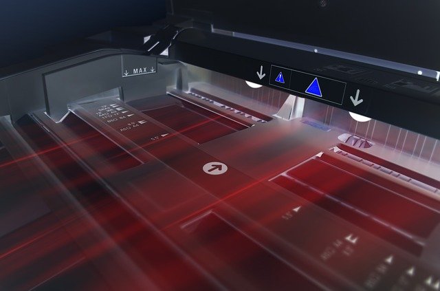 tiskárna pohled uvnitř, černý design, červený laserový paprsek